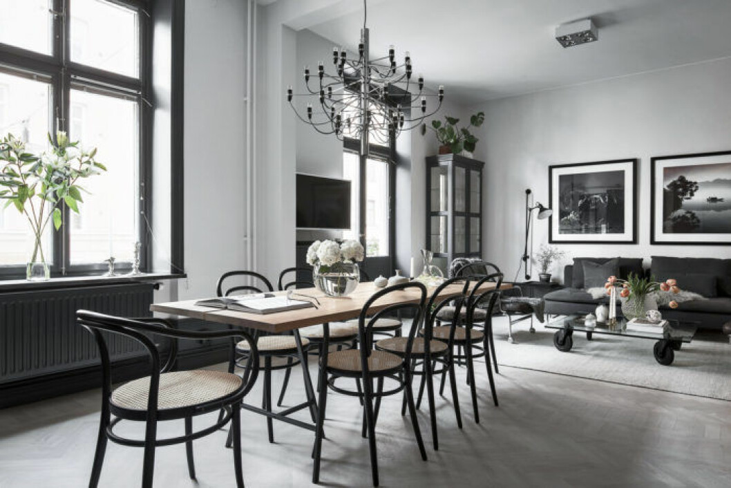 Foto: Adam Helbaoui/<a href="https://www.instagram.com/kronfoto/" target="_blank" rel="noopener">Kronfoto</a> Styling: <a href="https://www.instagram.com/interiorbyfredrica/" target="_blank" rel="noopener">Fredrica Myrberg</a> för <a href="https://www.instagram.com/innerstadsspecialisten/" target="_blank" rel="noopener">Innerstadsspecialisten</a>/mäklare: Bahar Nabavi Svarta stolar och takkrona