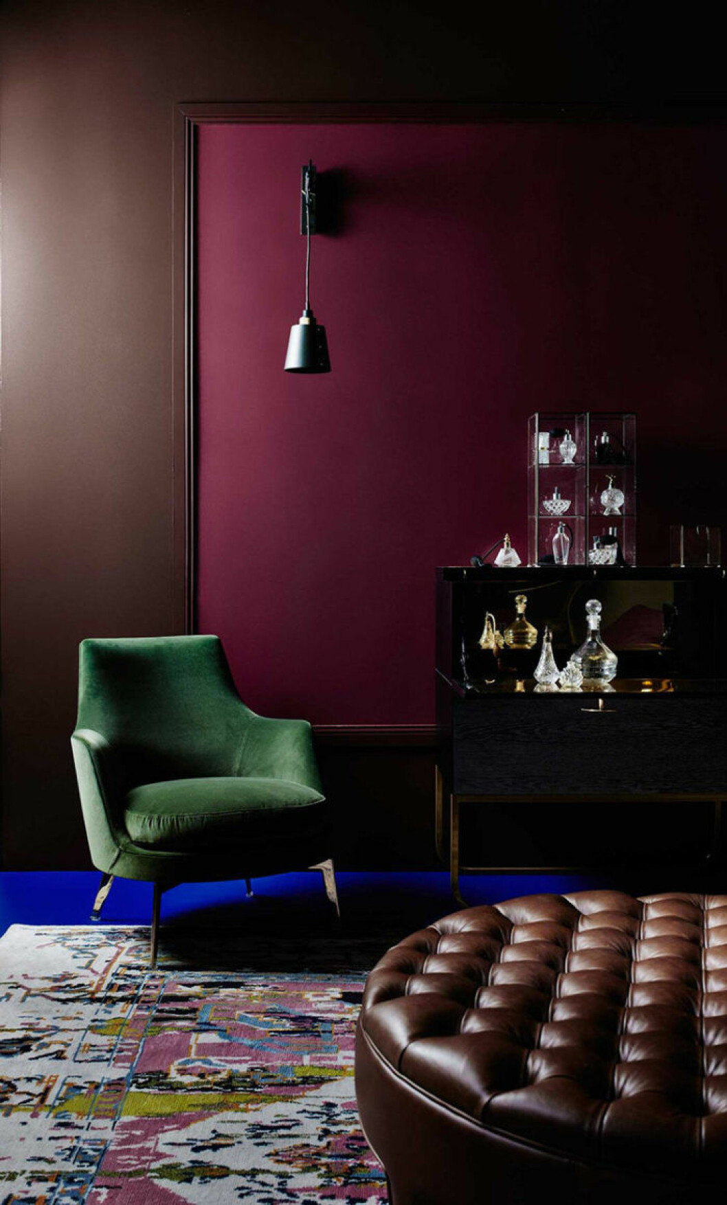 Foto: <a href="http://www.dulux.co.nz/specifier/colour/colour-forecast-2016/future-past" target="_blank" rel="noopener">Dulux</a> Mörkbrun vägg med mörklila detalj