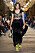 Svart klänning i sammet med gulddetaljer och spets från Louis Vuitton SS22.
