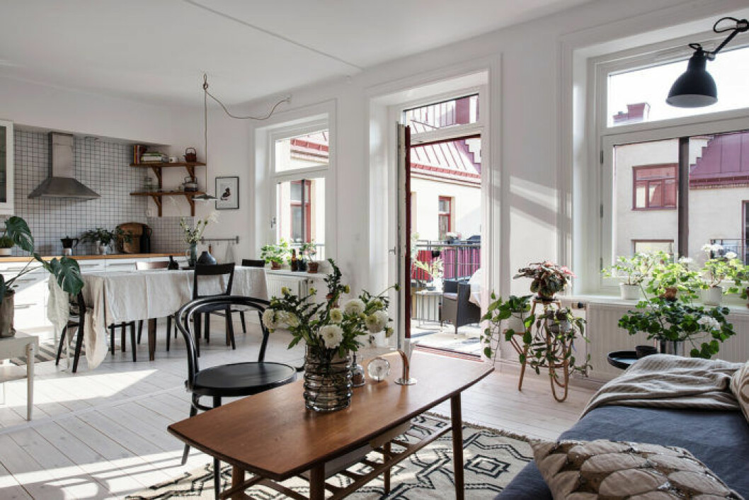 Foto: Fredrik J Karlsson Stylist: Kristina Cuvier för <a href="http://www.alvhem.com/" target="_blank" rel="noopener">Alvhem</a> Lägenhet med öppenplanlösning där kök och vardagsrum syns