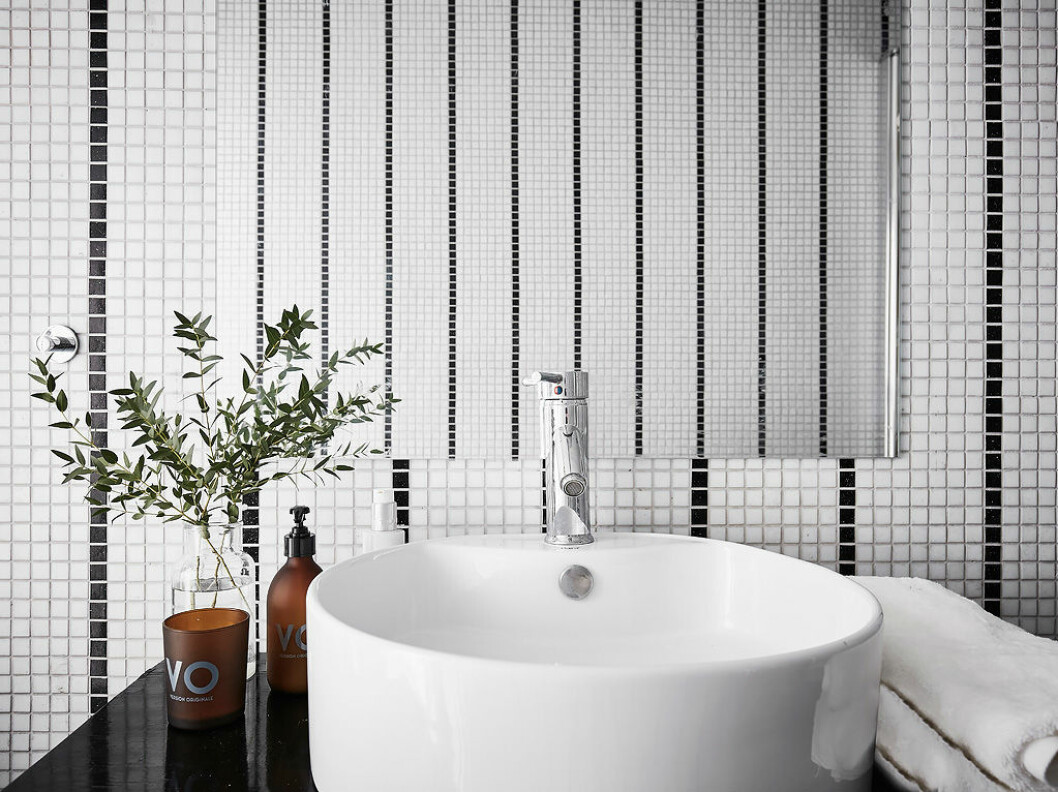 Foto: <a href="https://www.instagram.com/fotografanders/" target="_blank" rel="noopener">Anders Bergstedt</a> Stylist: <a href="https://www.instagram.com/annafurbacken/" target="_blank" rel="noopener">Anna Furbacken</a> för <a href="https://www.instagram.com/entrancemakleri/" target="_blank" rel="noopener">Entrance mäkleri</a>/mäklare: Erika Bergholm Vit och svart mosaik