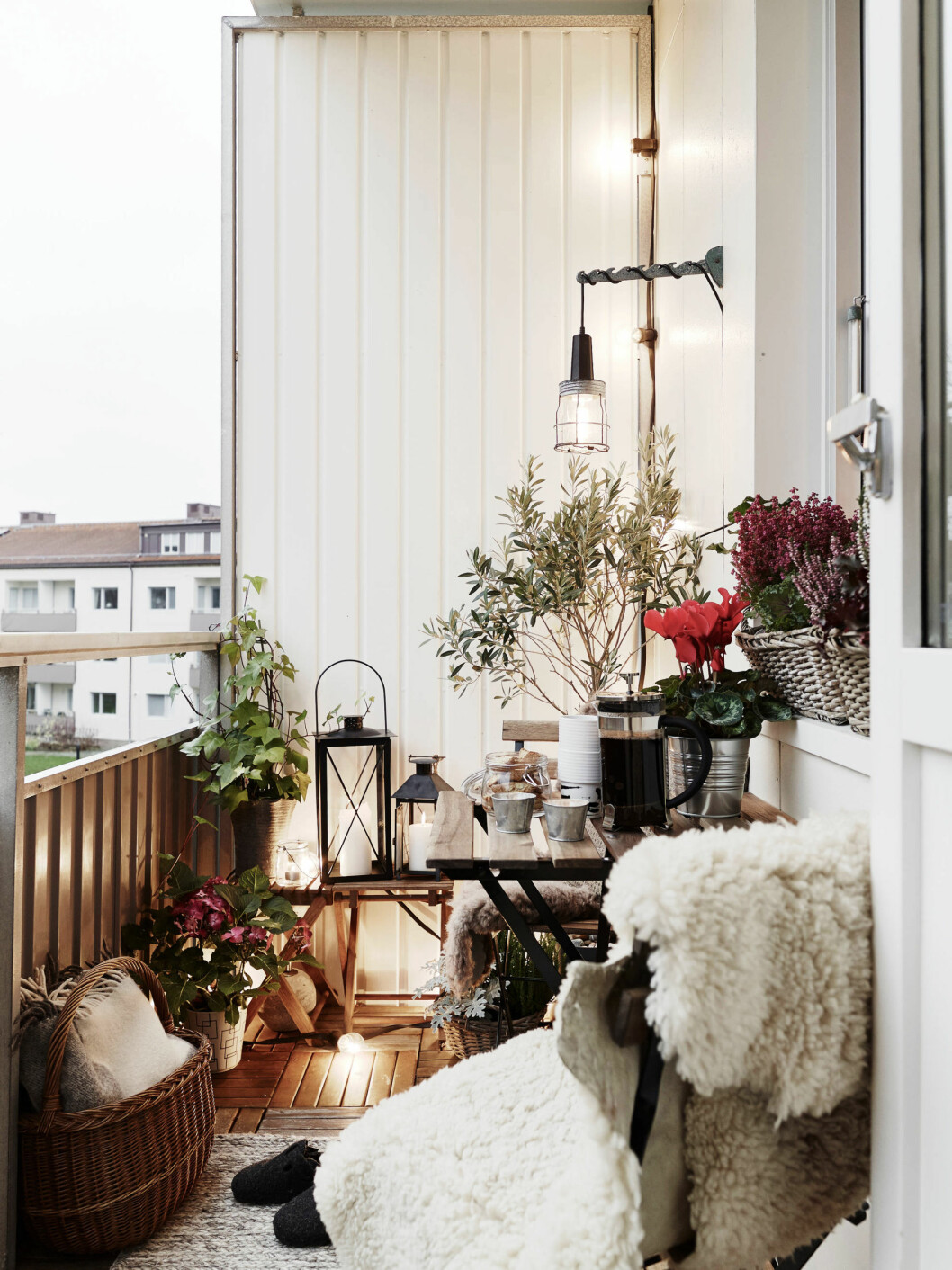 Via: <a href="http://www.planete-deco.fr/2015/01/12/question-de-style-balcons-dhiver/" target="_blank" rel="noopener">Planete Deco</a> Trägolv ute på balkongen