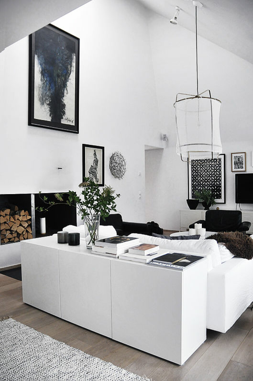 Ikeas byrå bestå placerad bakom soffan som avlastningsbord och förvaring 