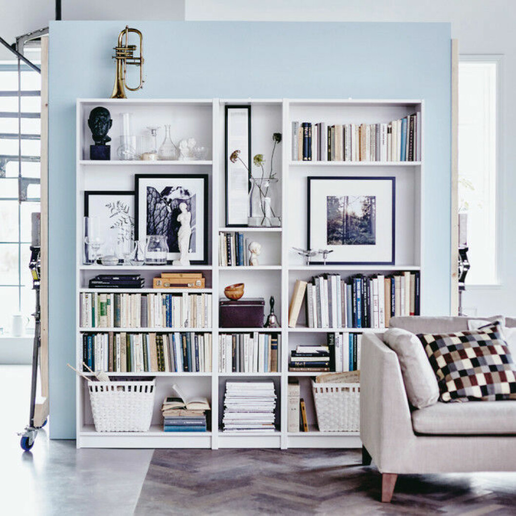 Via: <a href="http://www.ikea.com/ie/en/ideas/change-the-way-you-store-heres-how-1364305285349/" target="_blank" rel="noopener">Ikea</a> Bokhylla med tavlor