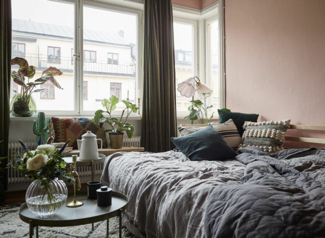Foto: Fredric Boukari Styling: Copparstad för <a href="https://www.instagram.com/historiskahem/" target="_blank" rel="noopener">Historiska hem</a>/mäklare: Mattias Öhman Cozy bed and pink painted walls. Scandinavian interior decoration ideas and inspiration.