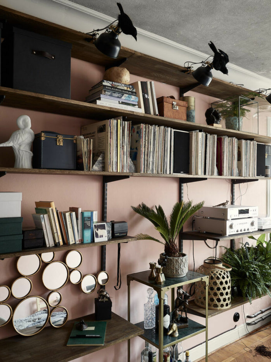 Foto: Fredric Boukari Styling: Copparstad för <a href="https://www.instagram.com/historiskahem/" target="_blank" rel="noopener">Historiska hem</a>/mäklare: Mattias Öhman Pink painted walls and decoration. Scandinavian interior ideas and inspiration.