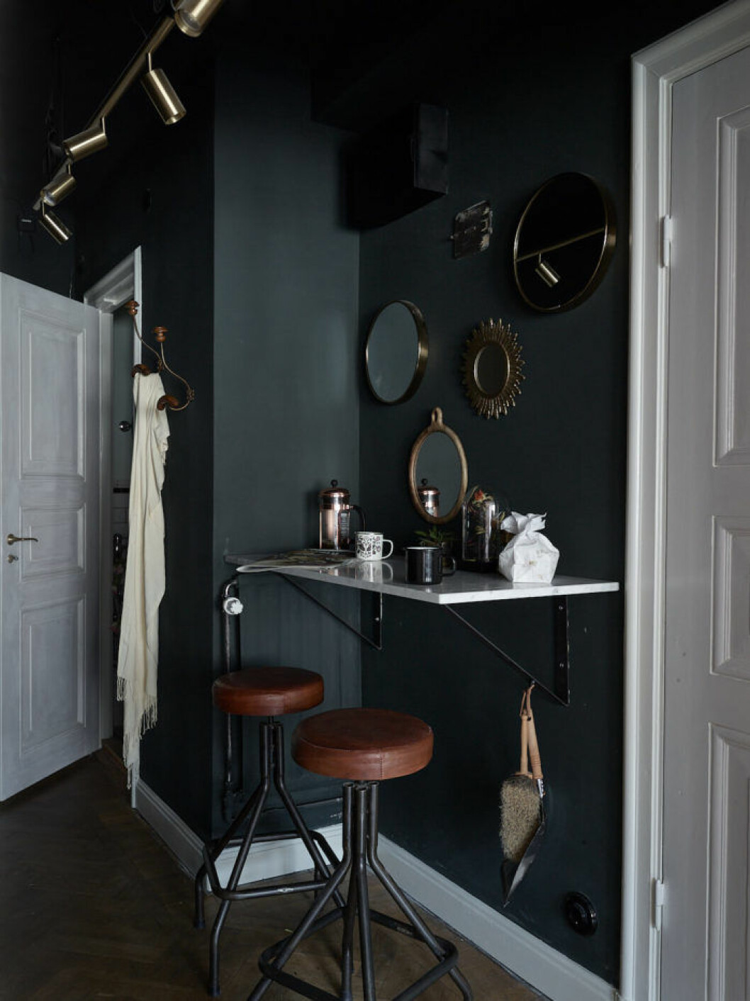 Foto: Fredric Boukari Styling: Copparstad för <a href="https://www.instagram.com/historiskahem/" target="_blank" rel="noopener">Historiska hem</a>/mäklare: Mattias Öhman Dark painted walls, mirror wall and spotlights. Scandinavian interior decoration ideas and inspiration.