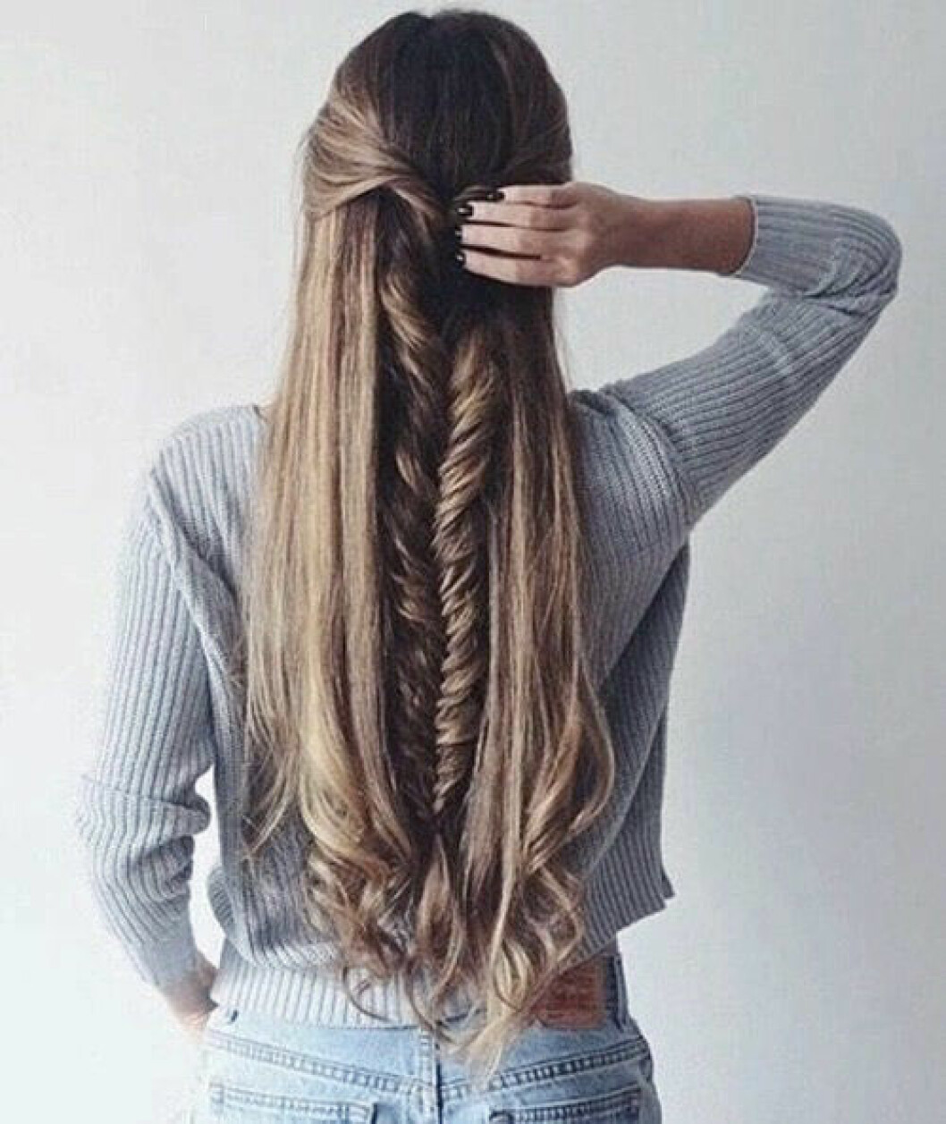 Foto via: <a href="http://beautystat.com/site/hair/hairstyle-trends-2016-2017-2018-how-to-get-the-best-rose-bun-goddess-dutch-fishtail-crown-box-braids-tutorials/" target="_blank" rel="noopener">Beautystat</a> Fiskbensfläta