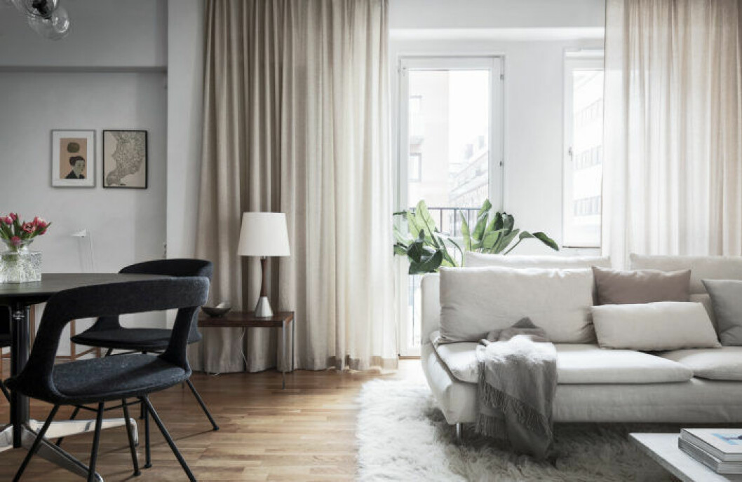 Foto: Adam Helbaoui/Kronfoto Styling: Thomas Lingsell för <a href="https://www.instagram.com/alexanderwhitesthlm/" target="_blank" rel="noopener">Alexander White</a>/mäklare: Wilhelmina Bonde Alfvén Gardiner skapar illusion om ett högre tak