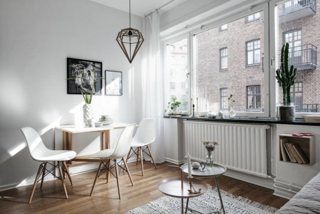Foto: <a href="https://www.instagram.com/se360.se/" target="_blank" rel="noopener">Fredrik J Karlsson</a> Styling: <a href="https://www.instagram.com/heymanbacklund/" target="_blank" rel="noopener">Heyman Backlund</a> för Alvhem/mäklare: Sofia Vansvik Stolen Eames stol vitra är trendig på hemnet.