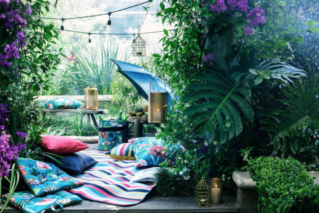 Foto: H&M Home Pyntad trädgård med filtar och kuddar