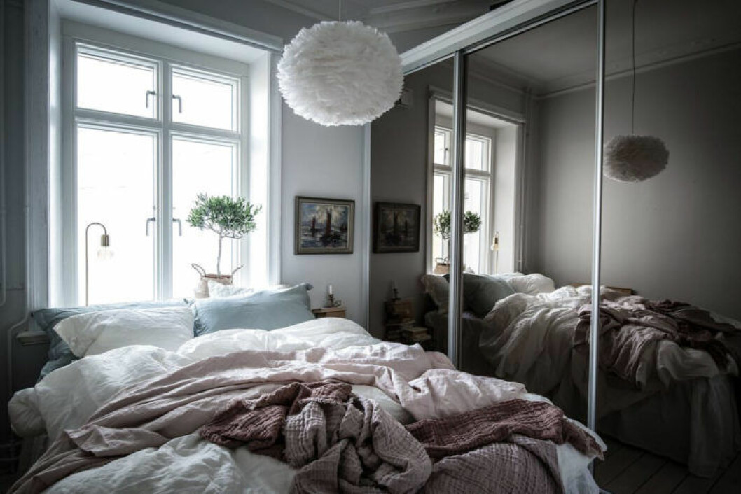 Foto: Alen Cordic Styling: Emma Fischer för <a href="https://www.instagram.com/bjurfors_goteborg/" target="_blank" rel="noopener">Bjurfors</a>/mäklare: Anna Melin Sovrum med garderob som har spegeldörrar i rökfärgat spegelglas