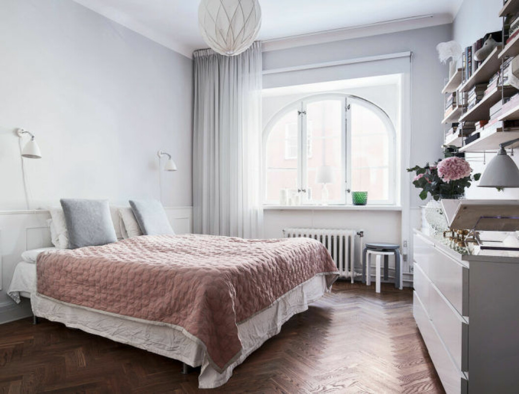 Låt inte gardinlängderna skymma fönstret. Foto: Adam Helbaoui/Kronfoto för <a href="https://www.instagram.com/alexanderwhitesthlm/" target="_blank" rel="noopener">Alexander White</a>/mäklare Wilhelmina Bonde Alfvén Ljust sovrum med en säng i mitten som har ett rosa överkast