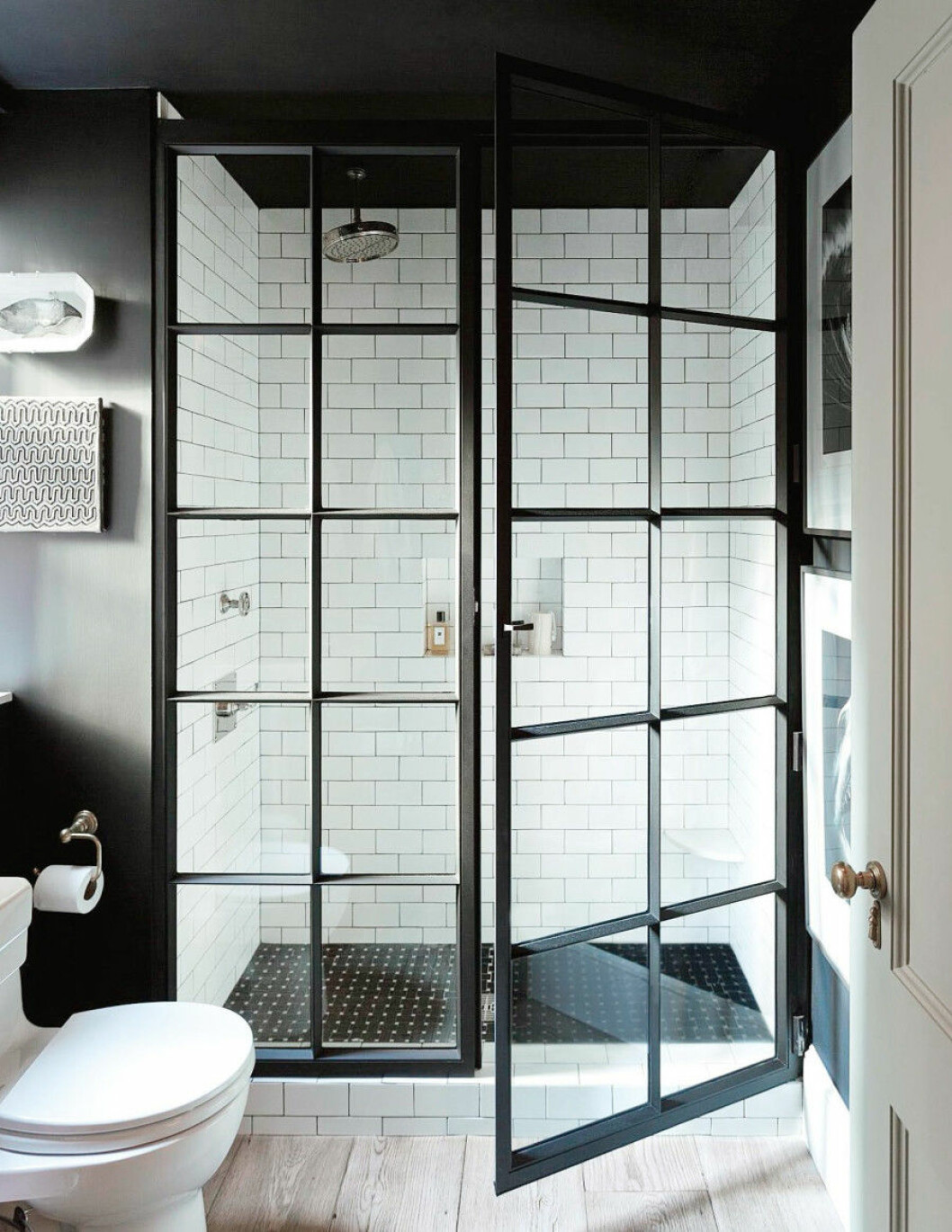 Via: <a href="http://www.houseloves.com/blog/2015/2/14/czarne-industrialne-drzwi-prysznicowe" target="_blank" rel="noopener">House Loves</a> Badrum glasvägg