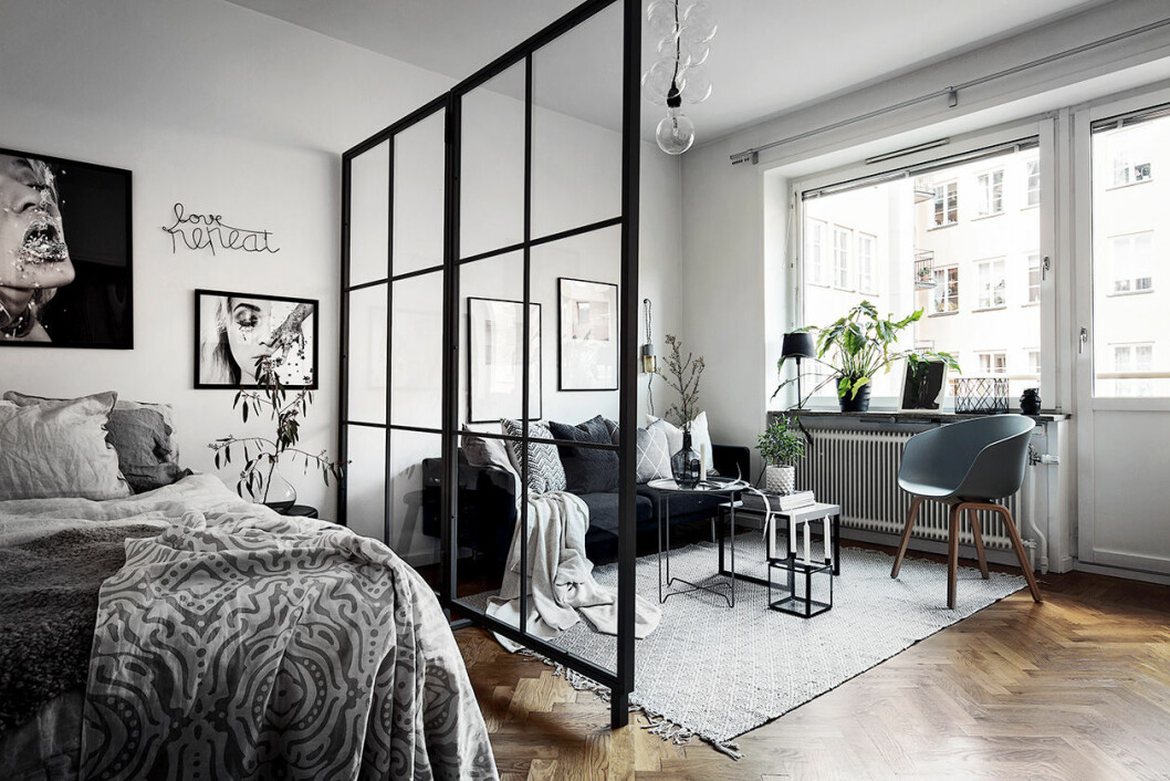 Foto: Kronfoto Styling: Stylingbolaget Glasvägg delar av snyggt mellan sovrum och vardagsrum