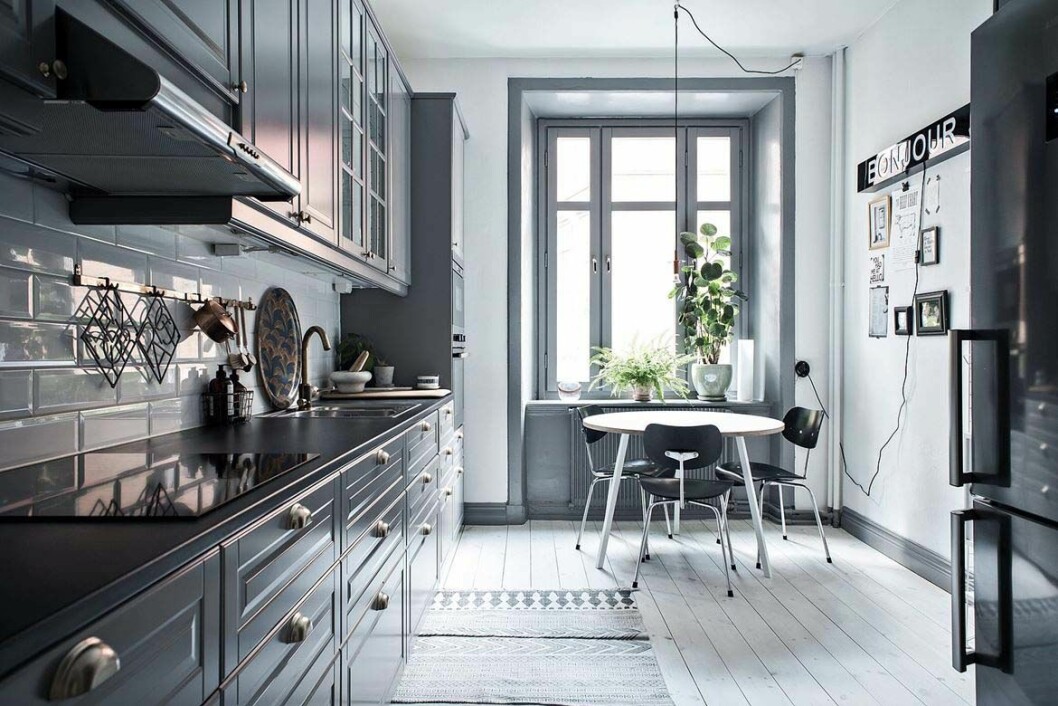 Foto: <a href="http://www.mariasahlander.se/" target="_blank" rel="noopener">Maria Sahlander</a> för <a href="http://www.bjurfors.se/" target="_blank" rel="noopener">Bjurfors</a> Grå köksluckor ger ett djup i köket.