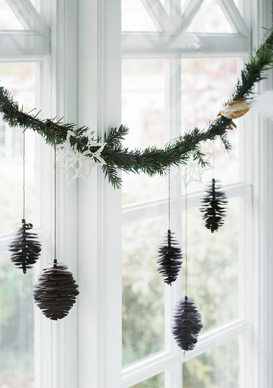 Foto: <a href="http://www.fabgoose.com/shop/paper-art-christmas-decorations/set-of-4-nordic-pinecones-3d-kit/" target="_blank" rel="noopener">Fabulous goose</a> Granris och kottar