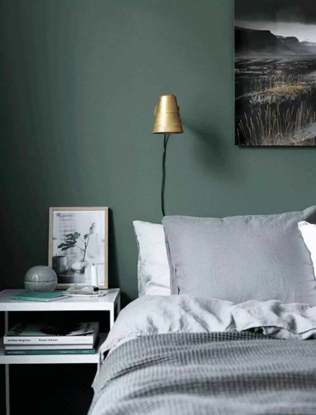 Foto: <a href="https://www.instagram.com/ragnaromarsson/" target="_blank" rel="noopener">Ragnar Ómarsson</a> Styling: <a href="https://www.instagram.com/annagillar/" target="_blank" rel="noopener">Anna Mårselius</a> för JM/<a href="http://hitta-hem.blogspot.se/" target="_blank" rel="noopener">Hitta Hem</a> Sovrum med mörkgrön vägg