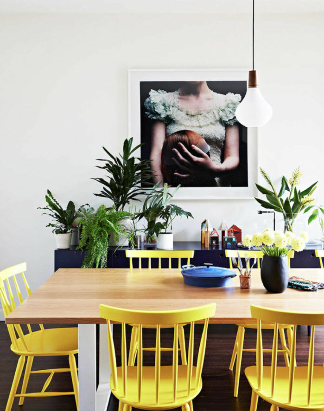Foto via: <a href="https://atap.co/malaysia/en/advice/expert-tips/paint-your-home-with-these-spring-pantone-colour-picks/" target="_blank" rel="noopener">Atap</a> Gulmålade stolar runt matsalsbordet