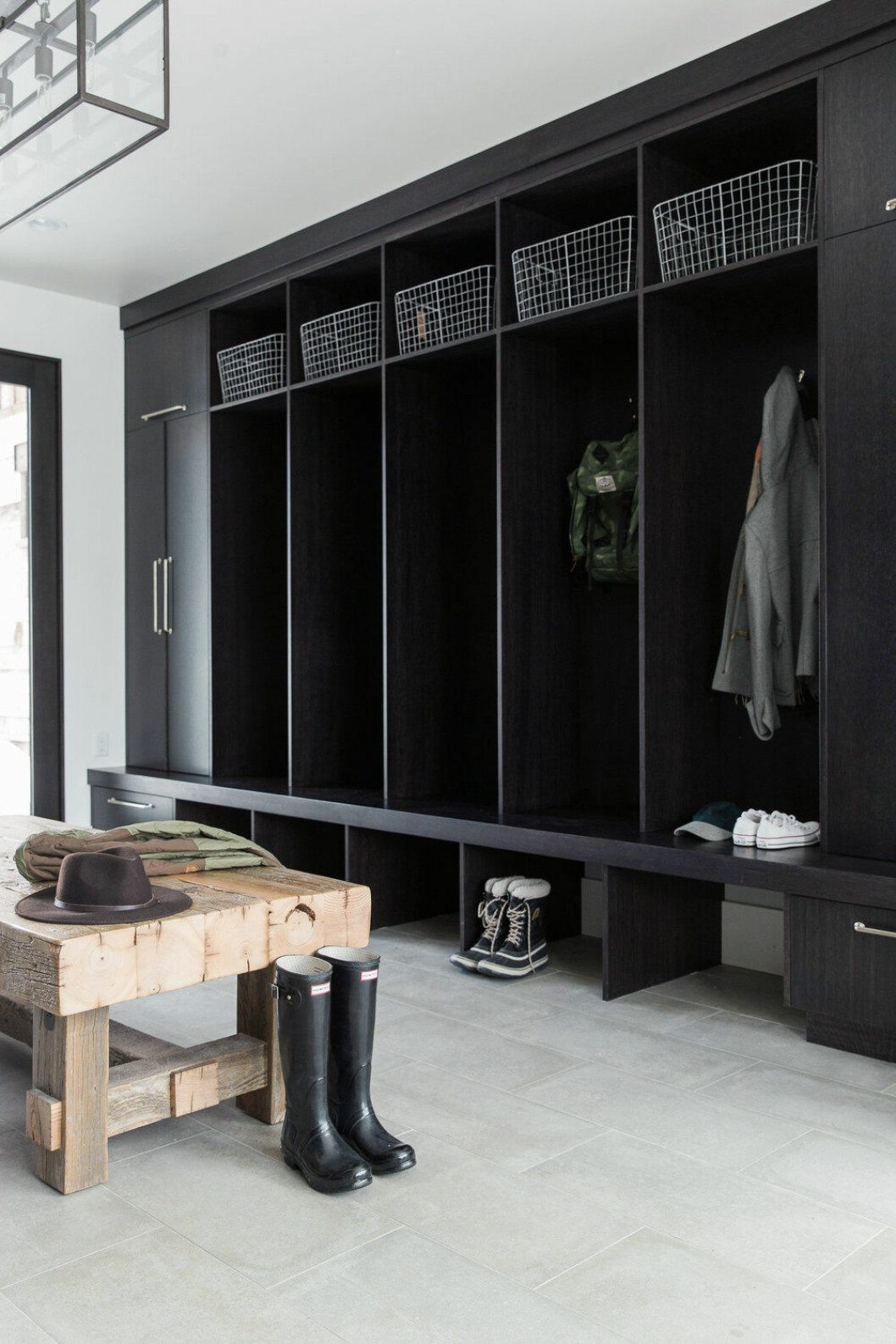 Foto via: Studio McGee Hall med platsbyggd inredning med fem separata öppna skåp