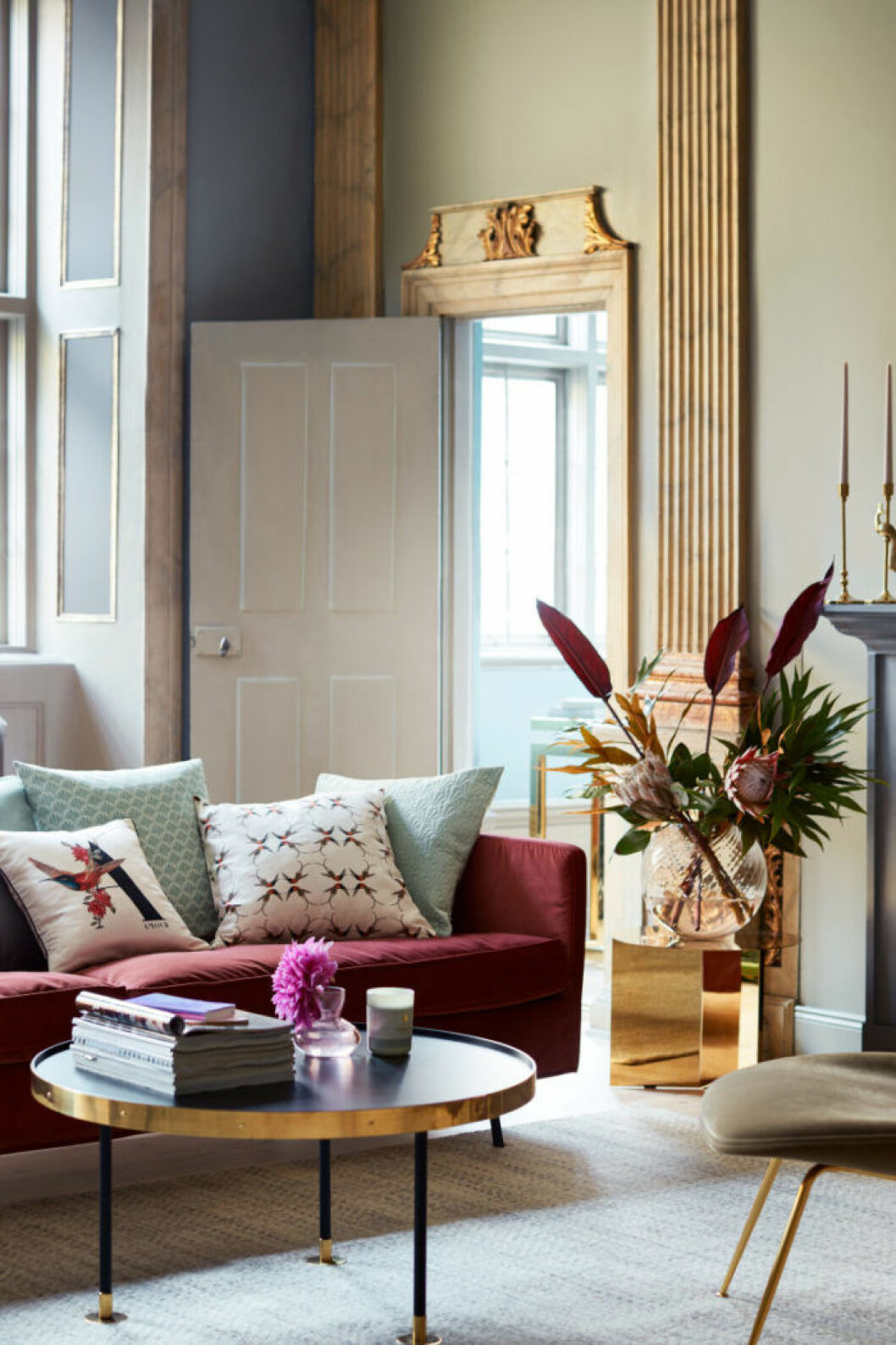Foto: <a href="http://www2.hm.com/sv_se/home.html" target="_blank" rel="noopener">H&M Home</a> Lyxigt vardagsrum med sammetssoffa och mässingsdetaljer. H&M Home våren 2018.