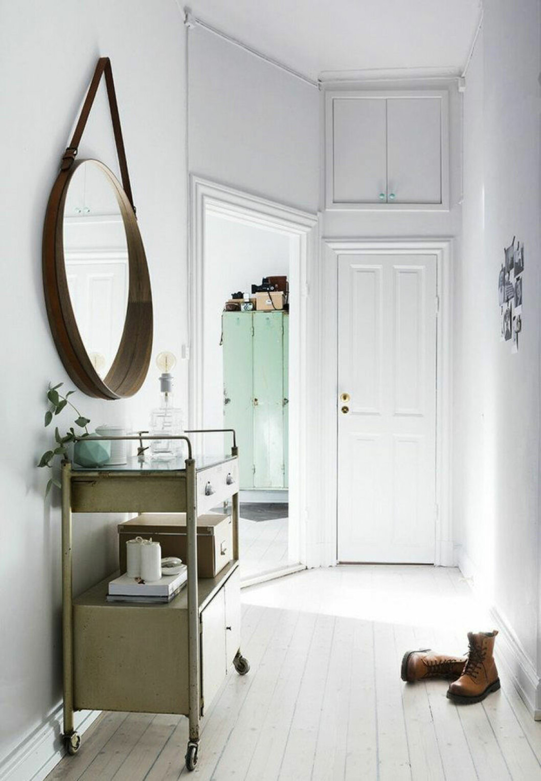 Foto: Therese Winberg Hall med stor rund spegel och litet avlastningsbord