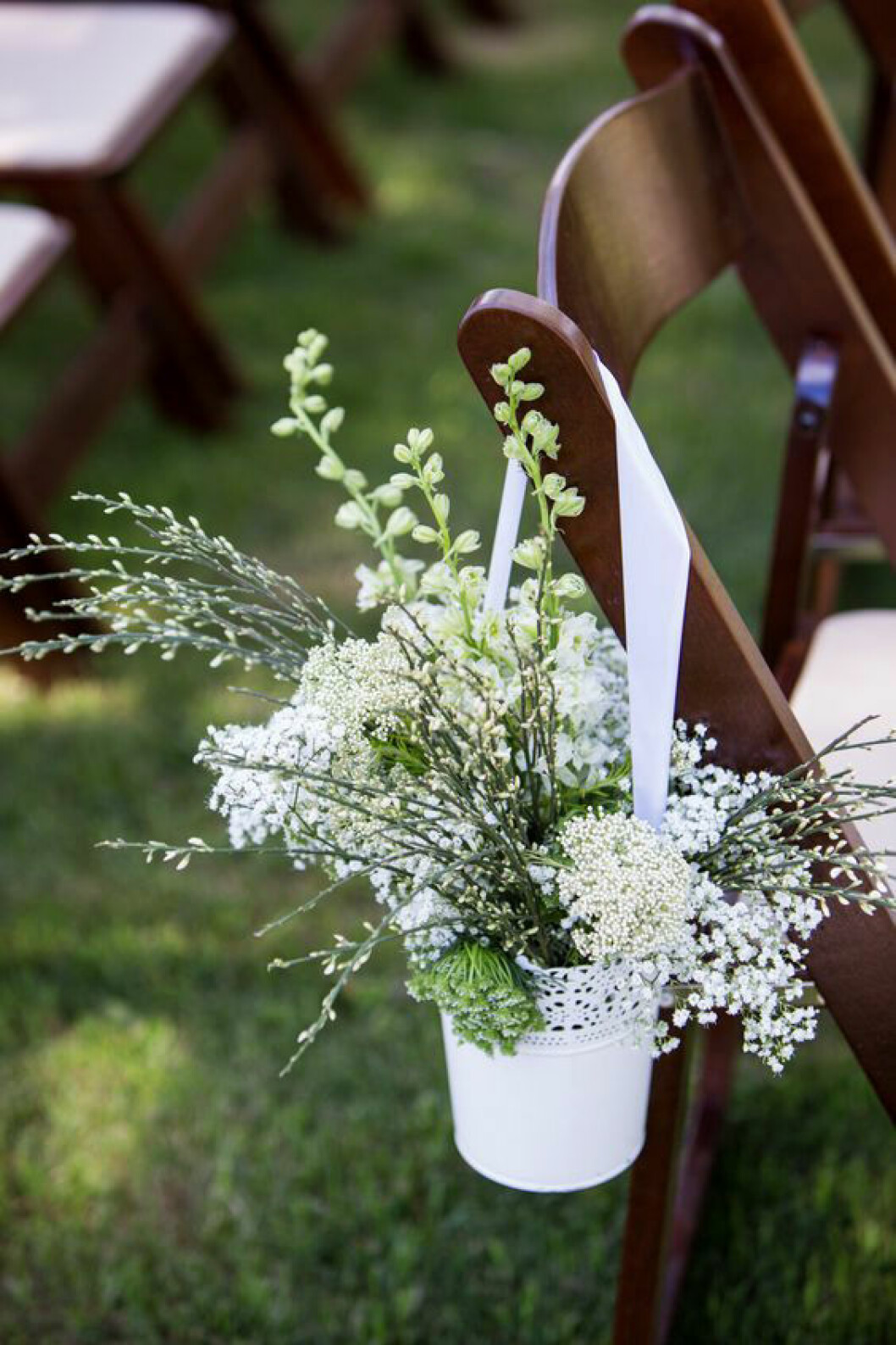 Foto via: <a href="http://www.planyourperfectwedding.com/gallery/decorations/10-ikea-wedding-d%C3%A9cor-hacks/20983" target="_blank" rel="noopener">Perfect wedding</a> Stolar utomhusbröllop