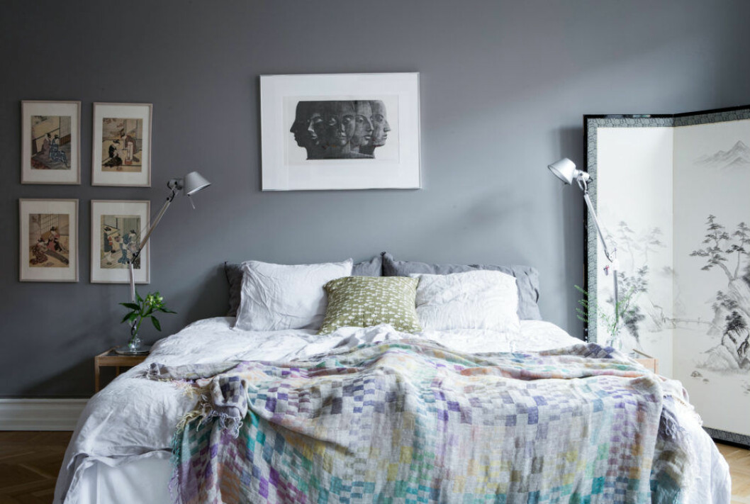 Foto: Cim Ek Styling: Studio Cuvier för <a href="https://www.instagram.com/alvhem/" target="_blank" rel="noopener">Alvhem</a>/mäklare: Magnus Vansvik Sovrum med gråa väggar och en säng bäddad med skira multifärgade tyger och kuddar