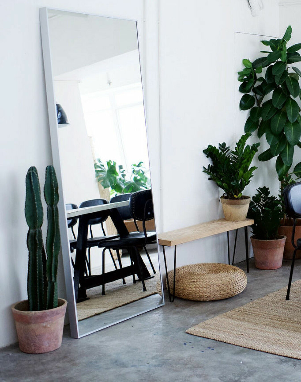 Foto: <a href="http://apairandasparediy.com/2016/10/our-studio-refresh/" target="_blank" rel="noopener">A pair & a spare</a> Speglar gör rummet ljusare och större.