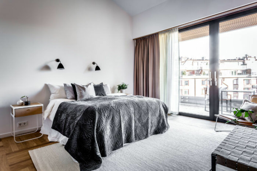Foto: Henrik Nero Styling: Stylingbolaget för <a href="https://www.instagram.com/sivkraft/" target="_blank" rel="noopener">Siv Kraft</a> Sovrum med gardiner i olika färger och texturer.