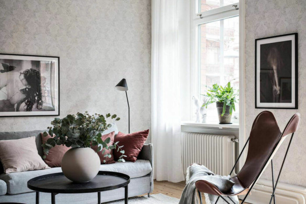 Foto: <a href="https://www.instagram.com/mariasahlander/" target="_blank" rel="noopener">Maria Sahlander</a>/SE360 Styling: <a href="https://www.instagram.com/by_boninterior/" target="_blank" rel="noopener">By Bon Interior</a> för <a href="https://www.instagram.com/bjurfors_goteborg/" target="_blank" rel="noopener">Bjurfors</a>/Charlotta Lenhammar Ljusgråa tapeter med diskreta mönster