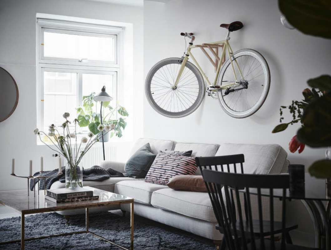 Foto: Anders Bergstedt Styling: Stylingfabriken för <a href="https://www.instagram.com/entrancemakleri/" target="_blank" rel="noopener">Entrance mäkleri</a>/mäklare: Jonathan Liljegren Vardagsrum i skandinavisk stil med en cykel upphängd på väggen