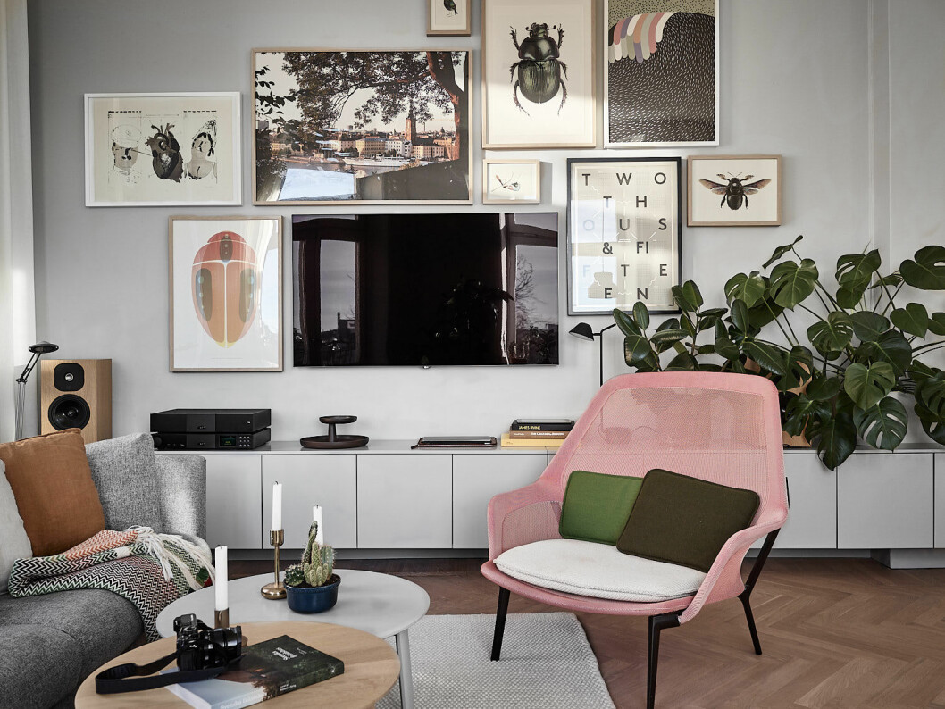 Integrera tv:n i övrig inredning, varför inte i tavelväggen? Foto: Fredric Boukari Styling: Wagell och Lindholm för <a href="https://www.instagram.com/historiskahem/" target="_blank" rel="noopener">Historiska hem</a>/mäklare: Mattias Lantto