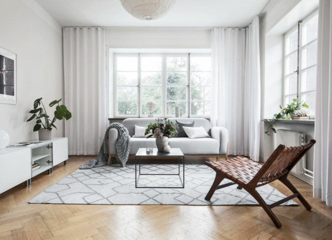 Foto: Adam Helbaoui/Kronfoto Styling: Design Therapy för <a href="https://www.instagram.com/innerstadsspecialisten/" target="_blank" rel="noopener">Innerstadsspecialisten</a>/mäklare: Bahar Nabavi Vardagsrum med loungekänsla med en fåtölj vänd mot soffan