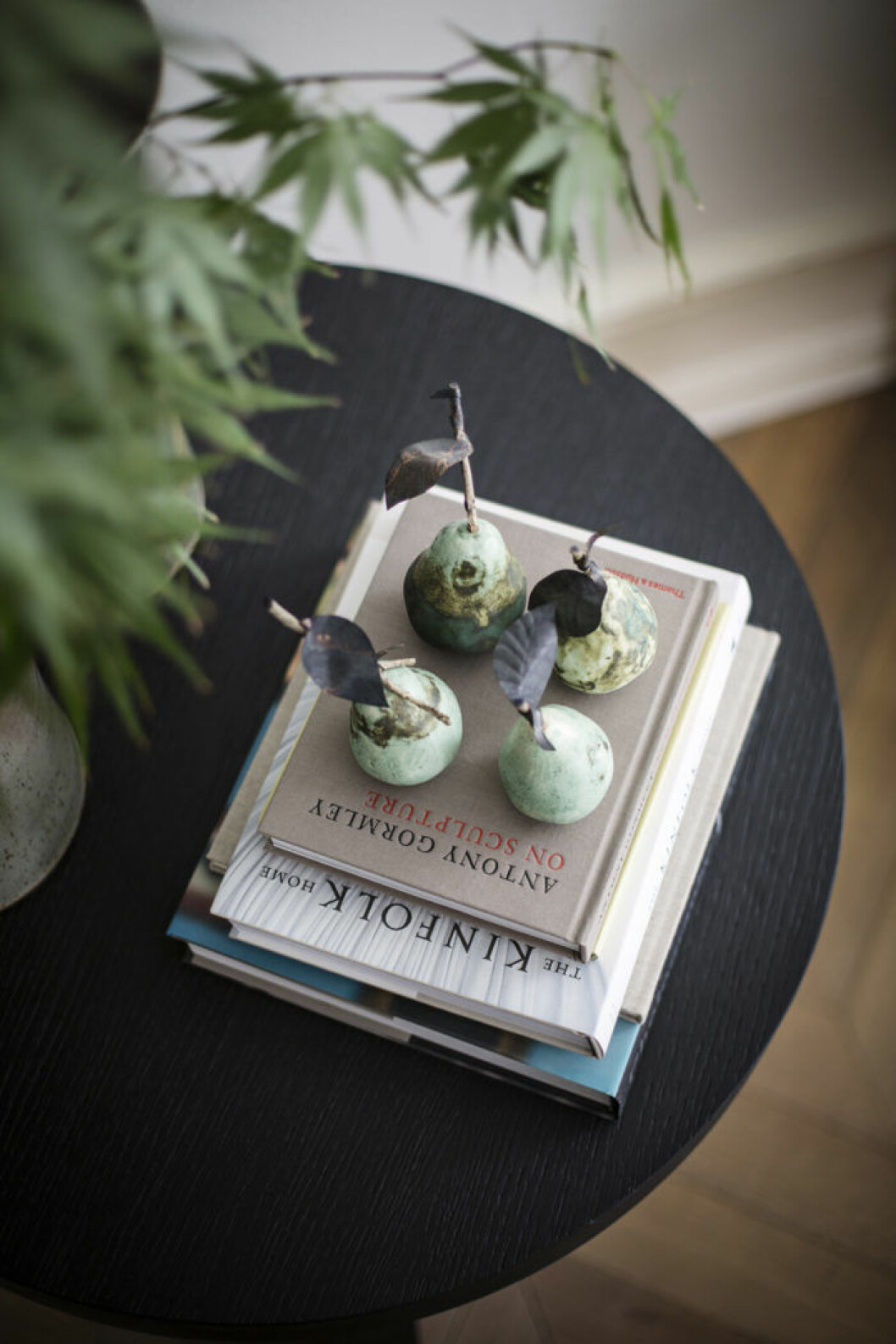 Foto: Johan Sellén Styling: Gill Renlund Syns i: ”<a href="https://www.elle.se/decoration/nedtonad-elegans-i-naturnara-toner/" target="_blank" rel="noopener">Nedtonad elegans i naturnära toner</a>” Mörka träslag är en del av stilen japandi
