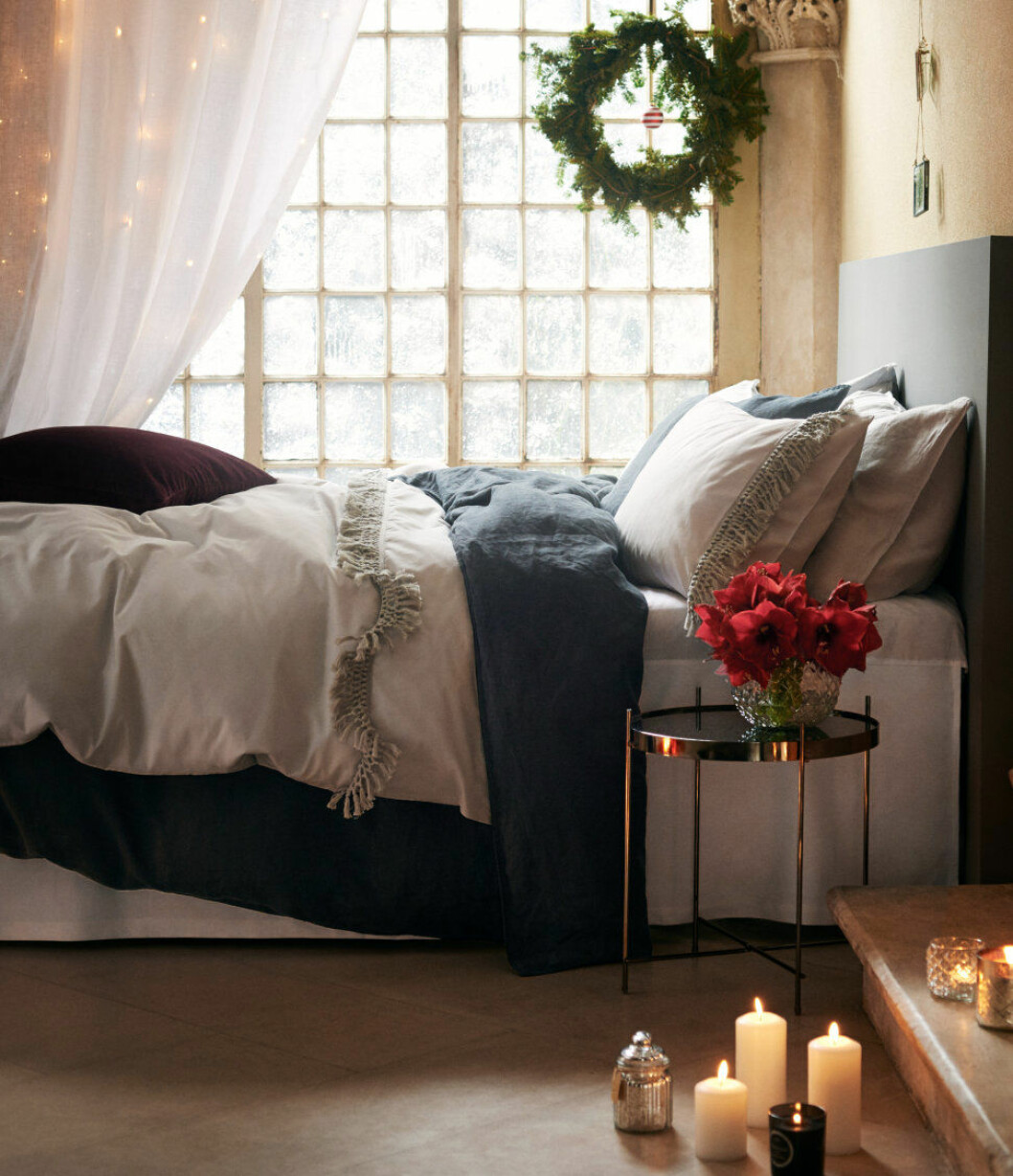 Foto: <a href="http://www.hm.com/se/department/HOME" target="_blank" rel="noopener">H&M Home</a> Julblommor vid sängen