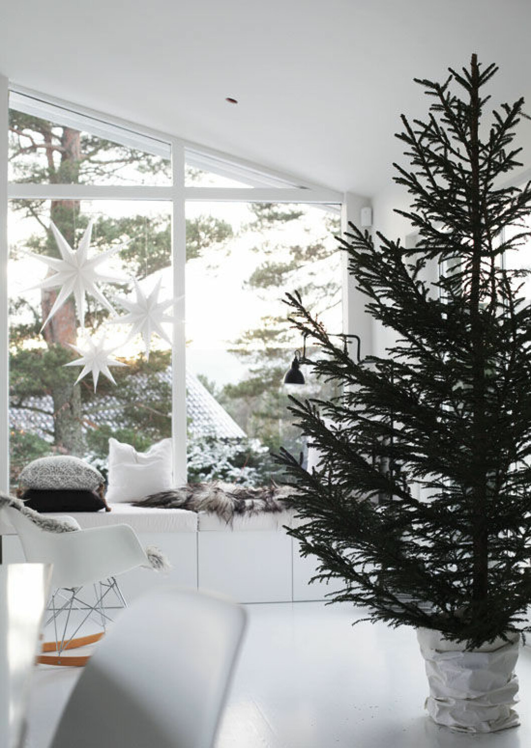 Foto: <a href="http://elisabethheier.no/" target="_blank" rel="noopener">Elisabeth Heier</a> via <a href="http://www.myscandinavianhome.com/2014/12/a-norwegian-home-at-christmas.html" target="_blank" rel="noopener">My scandinavian home</a> 01. julgran-minimalistisk
