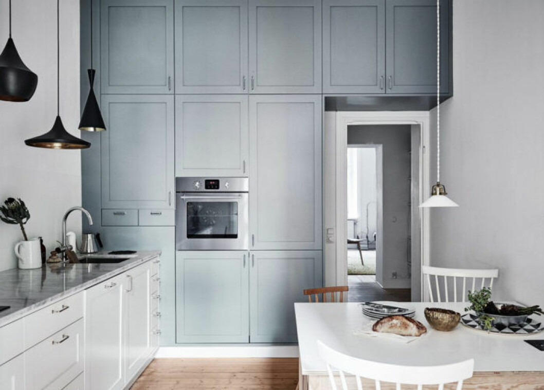 Foto: Fredric Boukari Styling: Åsa Copparstad för <a href="http://historiskahem.se/" target="_blank" rel="noopener">Historiska Hem</a> Så väljer du rätt belysning för köket.