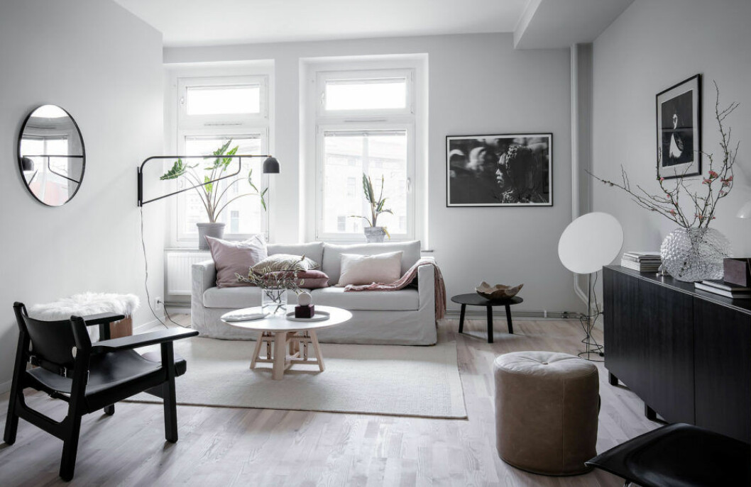 Foto: Anders Bergstedt Styling: Team Sarah Widman för <a href="https://www.instagram.com/alvhem/" target="_blank" rel="noopener">Alvhem</a>/mäklare: Sofia Vansvik Vardagsrum där rosa kvistar i vasen matchas med soffans rosa kuddar