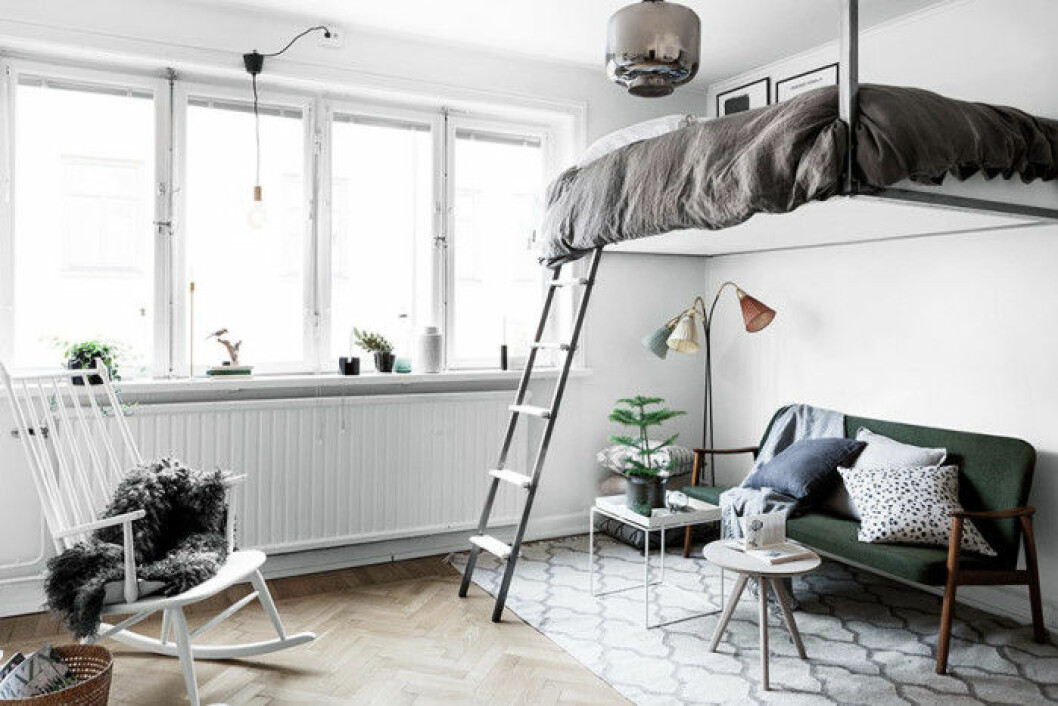 Foto: Johan Spinnell för <a href="http://historiskahem.se/" target="_blank" rel="noopener">Historiska Hem</a> Styling: Minna Engelmark och Ida Agemo/Wida Design Loftsäng med vardagsrumsdel under