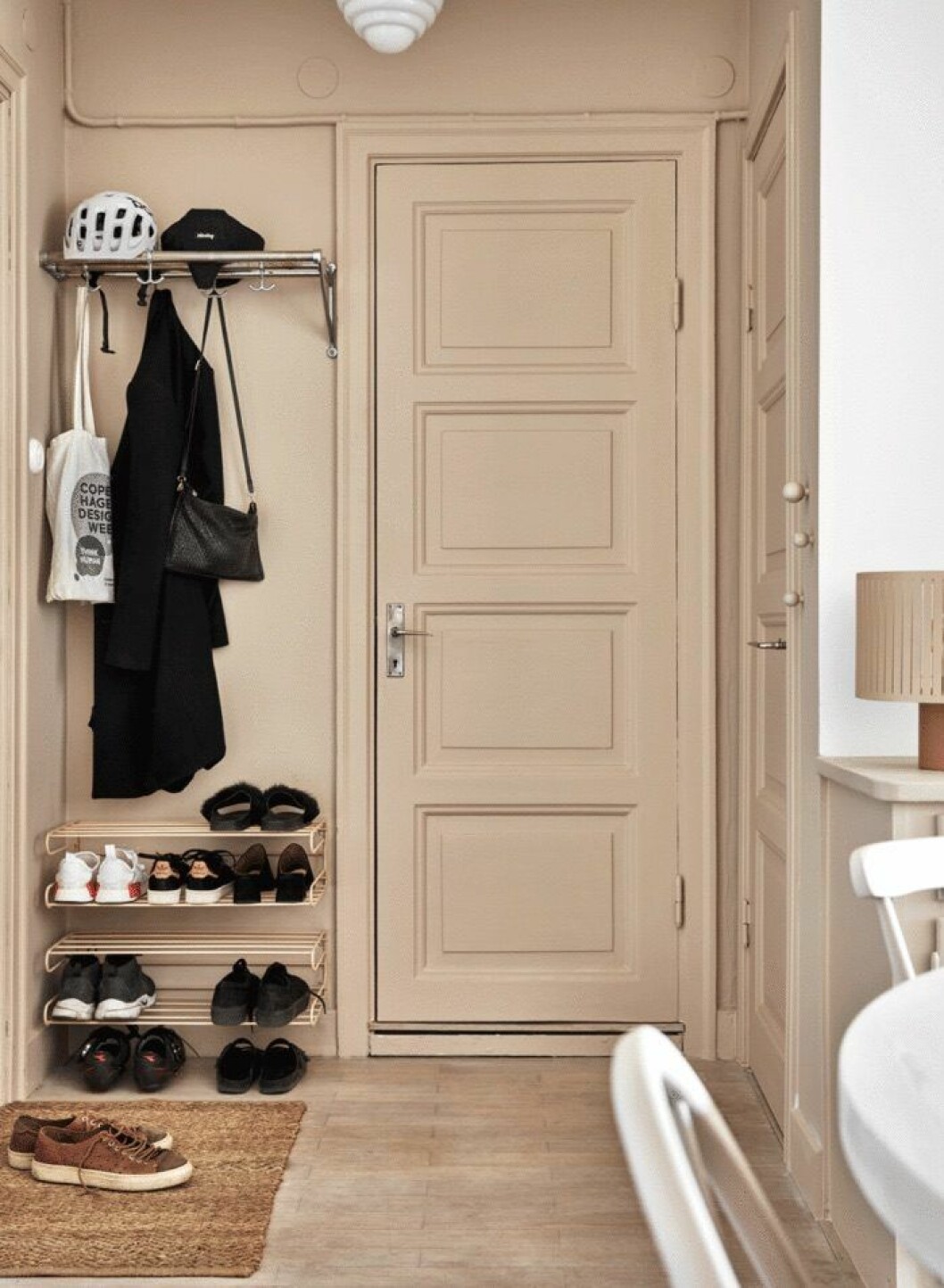 Foto: Jonas Gustavsson Styling: Charlotte Frey Svidén Syns i: ”<a href="https://www.elle.se/decoration/kreativt-och-personligt-pa-48-kvadratmeter/" target="_blank" rel="noopener">Kreativt och personligt på 48 kvadratmeter</a>” Inmålade dörrar ger intrycket av en lyxigare hall.