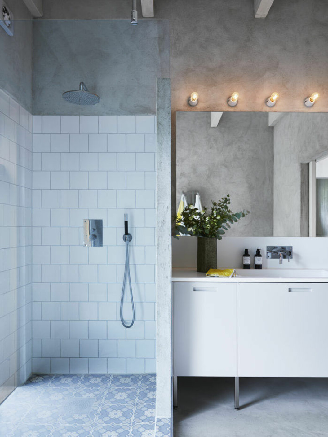 Foto: <a href="https://www.stellanherner.se/" target="_blank" rel="noopener">Stellan Herner</a> Styling: Lotta Noremark Syns i: ”<a href="https://www.elle.se/decoration/stilfull-sommardrom-med-la-kansla-och-70-talsvibbar/" target="_blank" rel="noopener">Stilfull sommardröm med LA-känsla och 70-talsvibbar</a>” Badrum med stämningsfull belysning