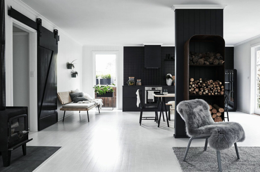Foto via: <a href="http://www.thedesignchaser.com/2016/10/nord-house.html" target="_blank" rel="noopener">The design chaser</a> Platsbyggd vedhylla