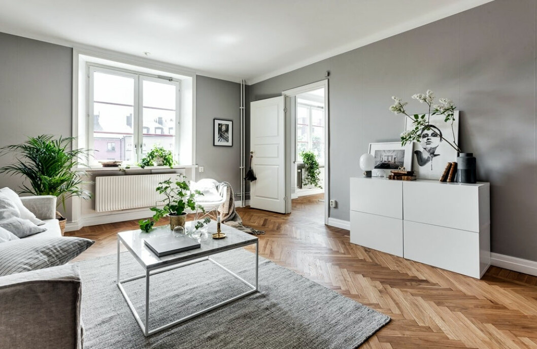 Foto: Henrik Nero för <a href="http://www.stockholmco.se/index.php" target="_blank" rel="noopener">Stockholm & Co Fastighetsförmedling</a>/mäklare Nitasha Chander Välorganiserat vardagsrum i naturnära toner