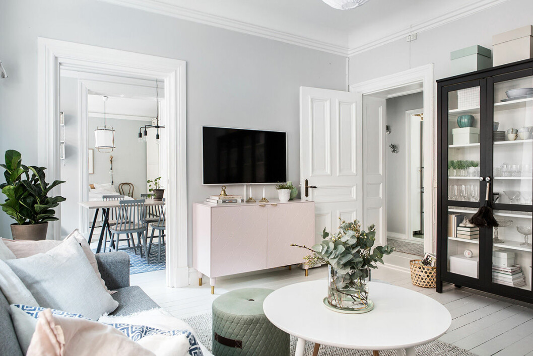 Foto: Cim Ek för <a href="https://www.instagram.com/alvhem/" target="_blank" rel="noopener">Alvhem</a>/mäklare: Sara Wibréus Ljusrosa sideboard
