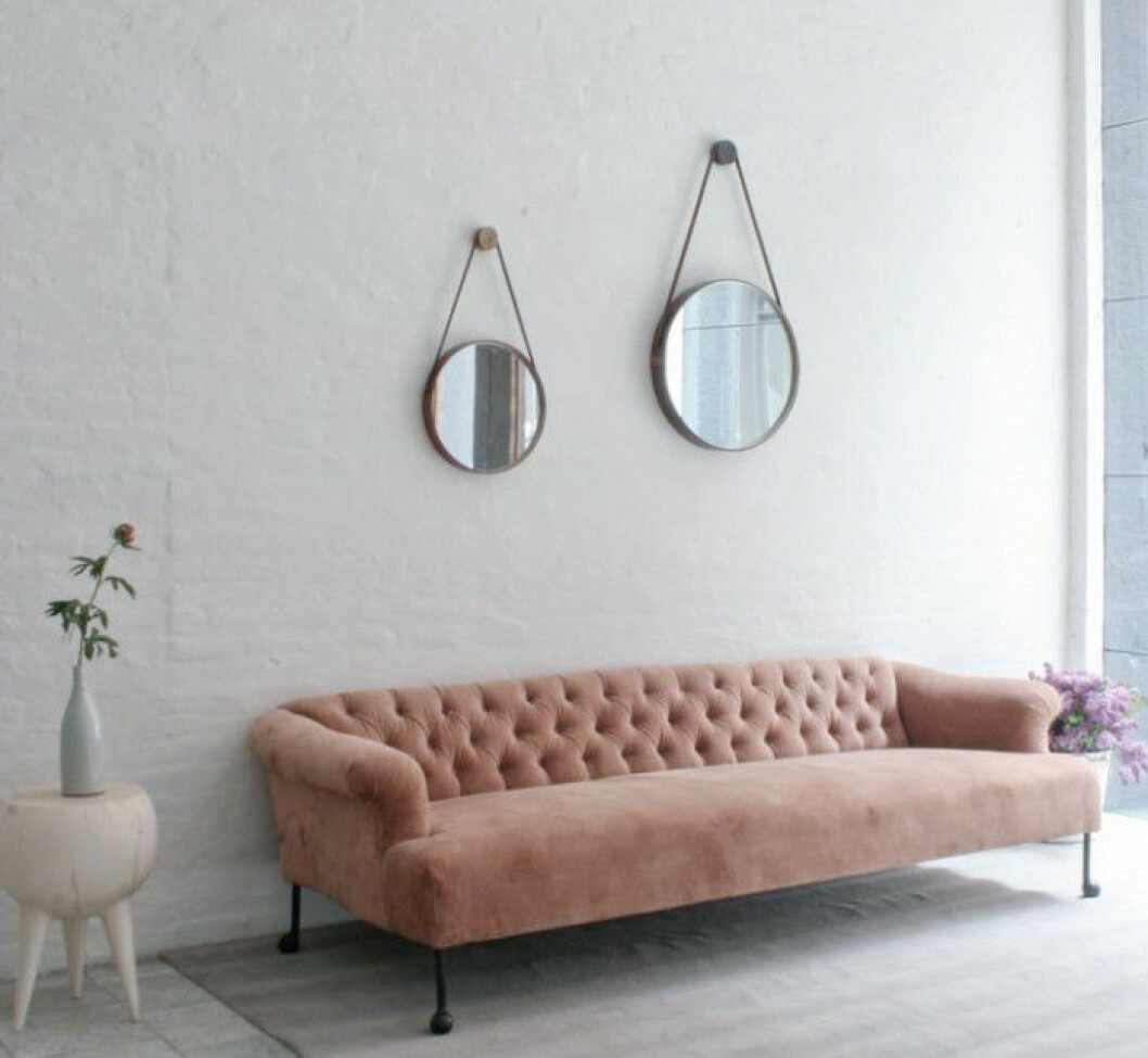 Via: <a href="http://www.remodelista.com/posts/the-romance-of-the-pink-sofa" target="_blank" rel="noopener">Remodelista</a>