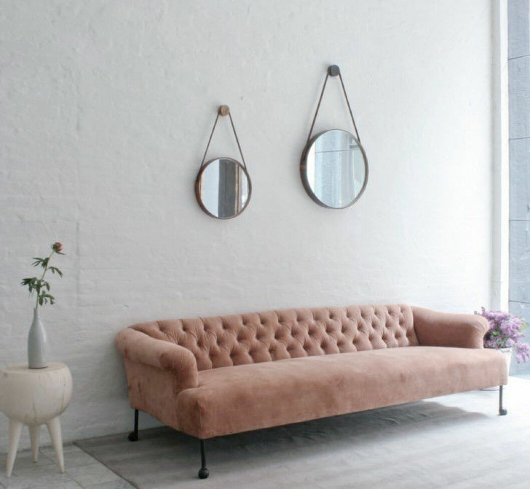Via: <a href="http://www.remodelista.com/posts/the-romance-of-the-pink-sofa" target="_blank">Remodelista</a>