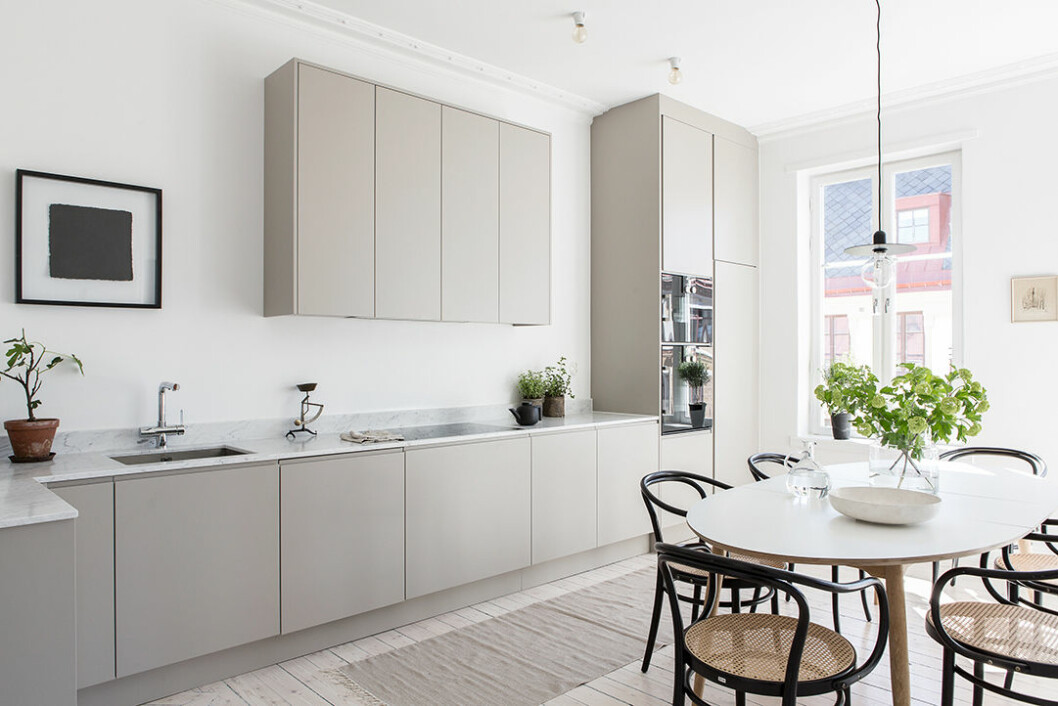 Foto: Cim Ek Styling: Team Sarah Widman för <a href="https://www.instagram.com/alvhem/" target="_blank" rel="noopener">Alvhem</a>/mäklare: Jim Wetterling Ljusgrått kök avskalat