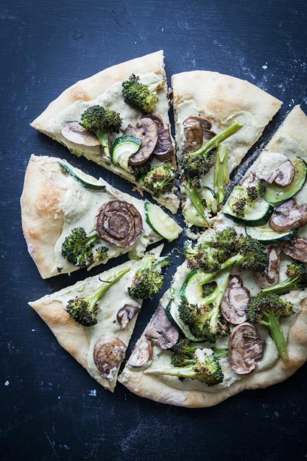 <em>Recept: <a href="http://ohmyveggies.com/roasted-vegetable-and-white-bean-pesto-hummus-pizza/" target="_blank" rel="noopener">Oh My Veggies</a> Foto: <a href="http://jellytoastblog.com/" target="_blank" rel="noopener">Emily Caruso</a></em> 01. roasted_vegetable_and_white_bean_pesto_hummus_pizza_feature