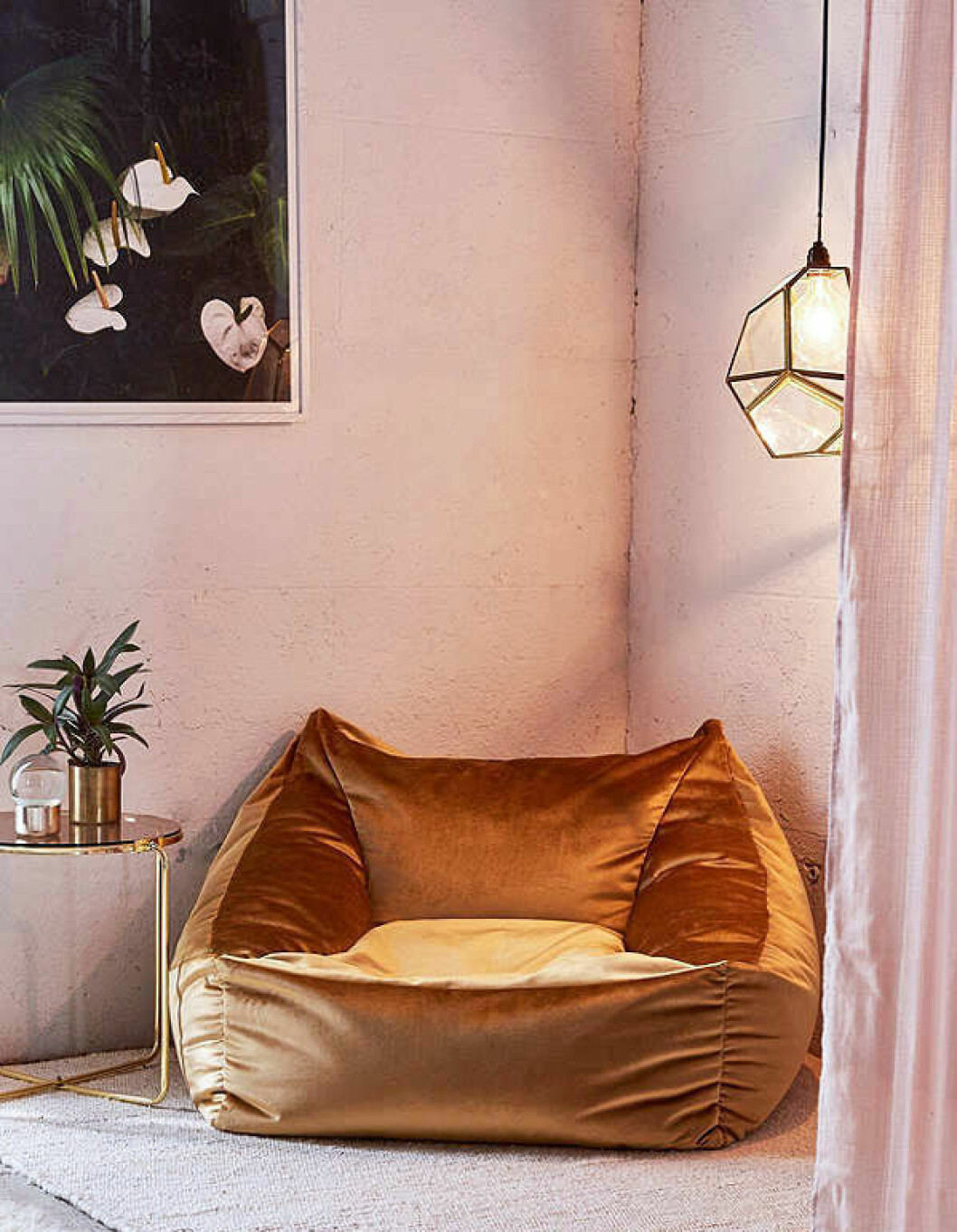 Foto: <a href="https://www.urbanoutfitters.com/shop/cooper-velvet-lounge-chair?color=070&quantity=1&size=ONE%20SIZE&type=REGULAR" target="_blank" rel="noopener">Urban outfitters</a> Orange sammetspuff